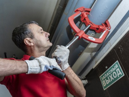 Труборез V6S с хомутной защелкой, применение Труборез V6S с хомутной защелкой, применение