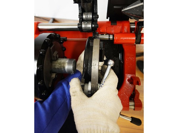 Установка резьбонарезной головки V-Matic A2 Установка резьбонарезной головки V-Matic A2